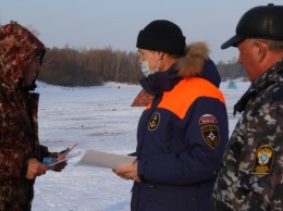 Сотрудники МЧС призывают алтайских рыбаков не выходить на лед