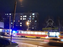 Под колеса трамвая попала жительница Барнаула