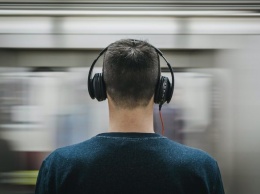 Власти РФ рассмотрят идею об ограничениях для любителей слушать музыку в общественном транспорте
