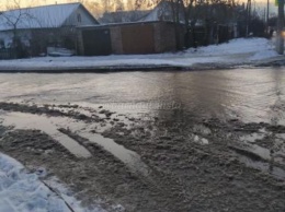 Вода затопила дорогу после прорыва труб на одной из улиц Барнаула