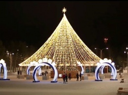 В Петрозаводске на площади Кирова устанавливают необычную елку
