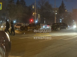 Столкновение автомобилей произошло на кемеровском перекрестке