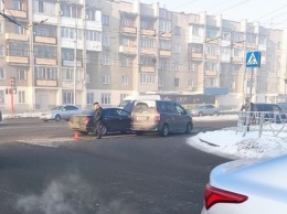 Два автомобиля затруднили проезд на кемеровском перекрестке