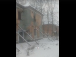 Сибирские коммунальщики "починили" аварийный дом с десятками несовершеннолетних и пенсионеров палками