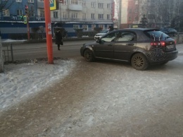 Маневр автомобилиста на пешеходном переходе возмутил жителей Ленинска-Кузнецкого