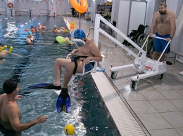 В барнаульском бассейне «Олимпийский» установили подъемник для детей с ОВЗ