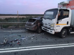 Лобовое столкновение легковушки с грузовиком на "Коле". Жительница Карелии погибла в Ленобласти