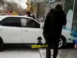 В Барнауле иномарка на «автопилоте» въехала в витрину магазина