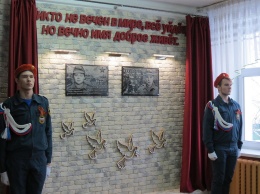В Нижневартовской школе №2 открыли мемориальные доски в память о выпускниках, погибших при исполнении воинского долга