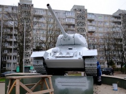 Временно белый: в Калининграде реставрируют танк Т-34 на ул. Соммера (фото)
