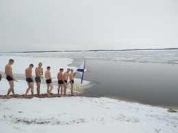 «Моржи» ДВОКУ устроили ледяной заплыв