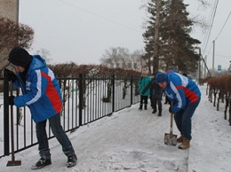«Снежный десант» убирает лед с улиц в Приамурье