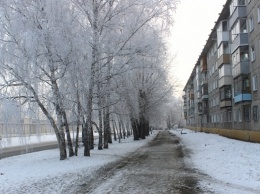В Барнауле посыпают тротуары песком без добавления соли