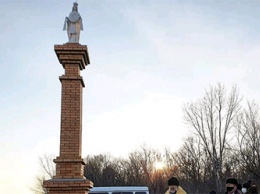 На въезде в Константиновку появилась стела с Богородицей
