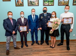 Полицейские в Старом Осколе наградили волонтеров за оказание помощи в ДТП