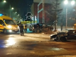 Иномарка в Барнауле влетела в другое авто, затем в светофор