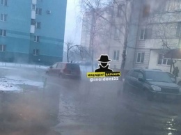 У детского сада в Барнауле произошла коммунальная авария. Машины едут по «морю»
