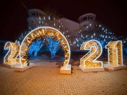 Новогодние деревья и светящийся троллейбус: Симферополь украшают к празднику, - ФОТО