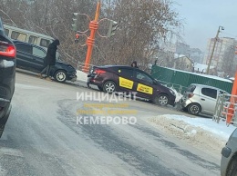 Тройное ДТП с такси произошло на кемеровском проспекте