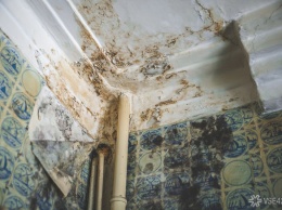 Новокузнечане пожаловались на "фекальный дождь" с потолка в туалете