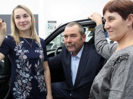 Победителям трудового соревнования в Алтайском крае вручили ключи от автомобилей