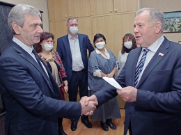 Иван Лоор подарил подписку на «Алтайскую правду» ветеранам и больницам своего округа
