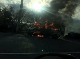 "Поджег в ходе конфликта с женой": на крымской трассе сгорел микроавтобус, погиб мужчина, - ФОТО