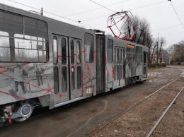 В Калининграде трамвай раскрасили коллажами с архивными фото