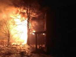 В поселке Лоухи сгорело двухэтажное деревянное здание