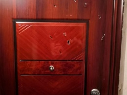Вооруженный кузбассовец наделал дыр в двери бывшей девушки