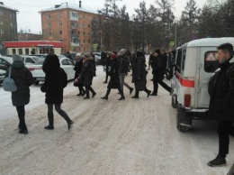 Студенты эвакуировались из кемеровского вуза