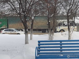 Маршрутка с юными пассажирами врезалась в грузовик в Кемерове
