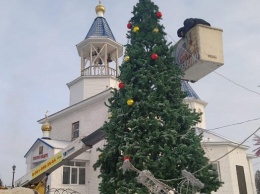 В Индустриальном районе Барнаула монтируют елки и возводят новогодние городки
