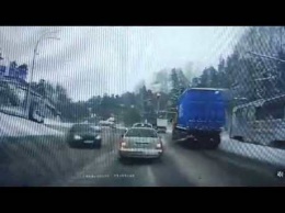 Момент ДТП на кемеровском шоссе попал на видео