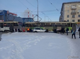 Автомобиль вылетел на трамвайные пути в центре Кемерова
