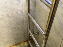 В Белгородском районе ребенок, находясь в купели для бани, застрял в каркасе металлической лестницы