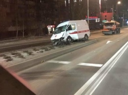 В центре Белгорода водитель «скорой помощи» снес знак и совершил наезд бордюрный камень