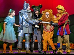 Алтайский театр представил мюзикл «Волшебник Изумрудного города»