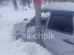 Отечественный автомобиль врезался в столб в кузбасском городе