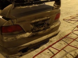 Упавшее ограждение повредило автомобиль на парковке ТЦ в Новокузнецке