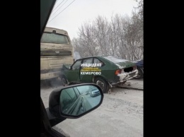 Легковой автомобиль врезался в автобус в Кемерове