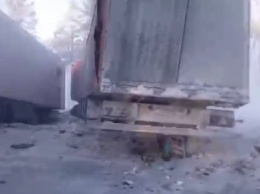 Две фуры вылетели в кювет после столкновения на кузбасской трассе