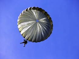Молодой десантник разбился под Омском при прыжке с парашютом