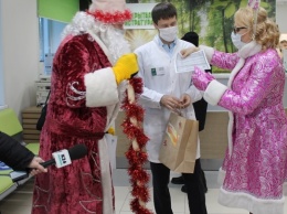 Активисты ОНФ вручили новогодние подарки детям и медицинским работникам