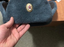 Украинец стал фигурантом дела из-за шапки с серпом и молотом