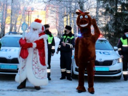 Автоинспекторы Белгорода и фонд «Поколения» поздравили с Новым годом пациентов детской облбольницы