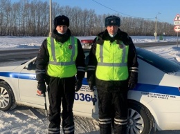 Экипаж ДПС помог автомобилистам, застрявшим в мороз на Чуйском тракте