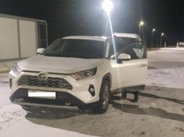 На границе в Алтайском крае остановили два угнанных элитных автомобиля