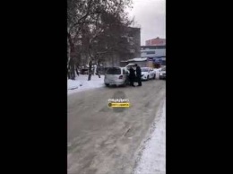 Таксист в Новосибирске подрался с женщиной-водителем