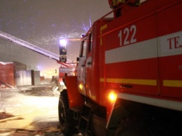 17 человек эвакуировали во время пожара из пятиэтажки в Барнауле